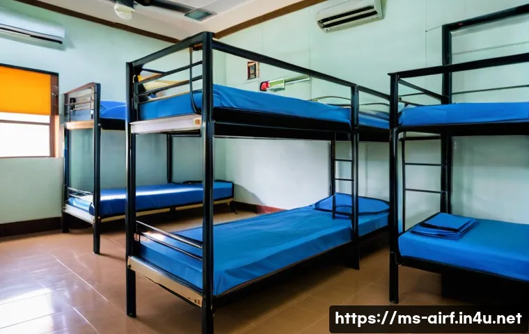 공군의 공군병 생활관 환경 - A well-organized Malaysian Air Force dormitory room interior featuring neatly arranged bunk beds, pe...